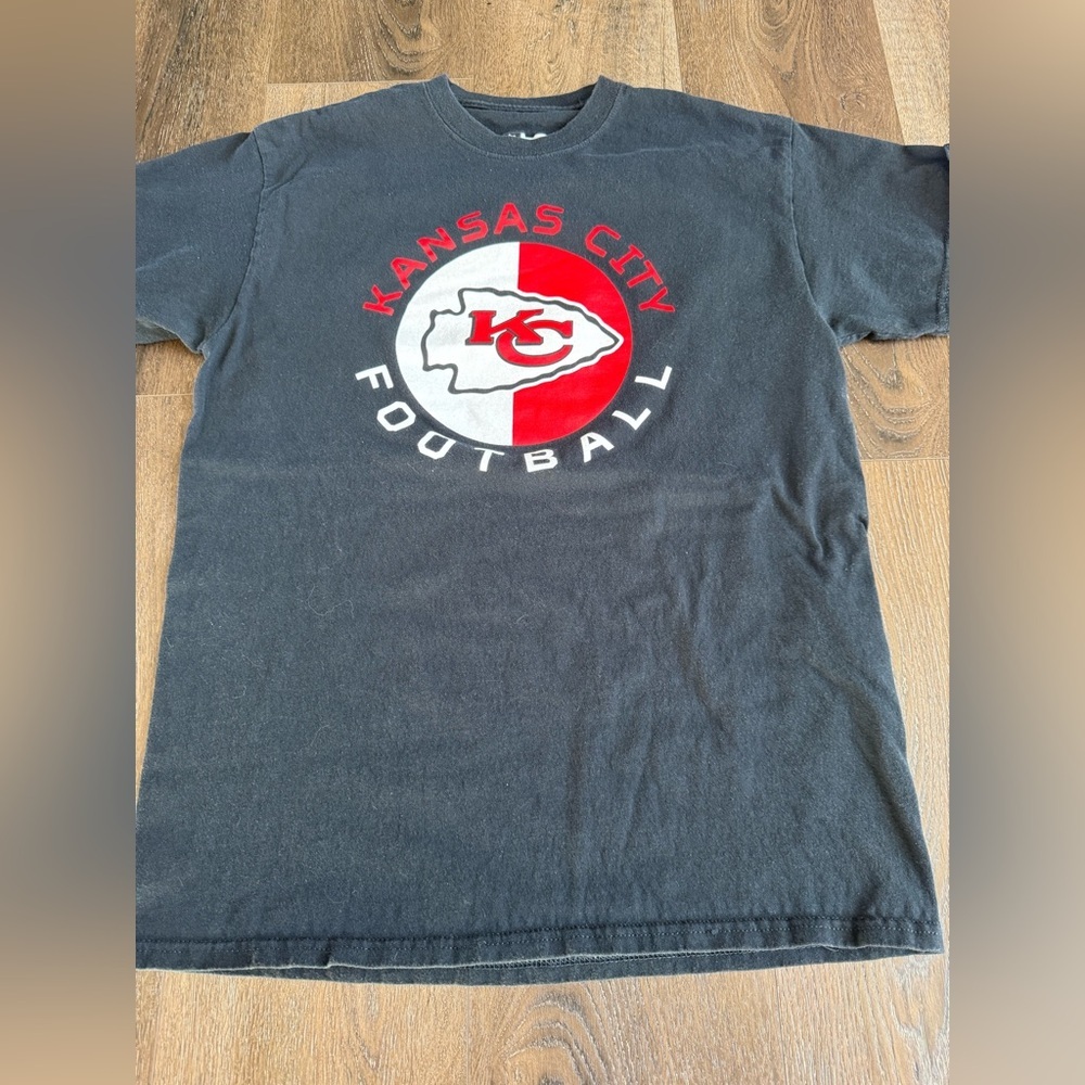 Kansas City Chiefs Football Black T-Shirt, men’s size medium - Picture 2 of 6